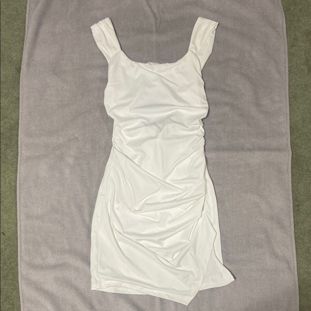 Elegant White Sleeveless Dress
